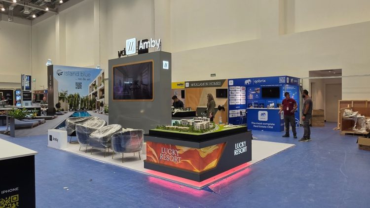 Branded exhibition environment with an architectural display